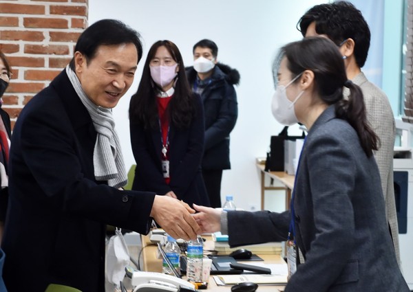 ▲ 임태희 경기도교육감(왼쪽), 수능시험 종합상황실 방문해 상황실 근무자들 격려하는 모습.