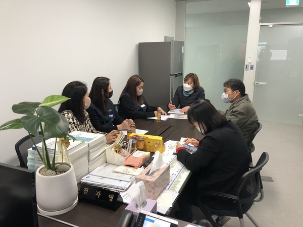 ▲ 경기도콜센터 직원들과 간담회 가지는 전자영 의원.