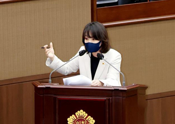▲ 조희연 교육감에게 시정질문하고 있는 김혜영 의원.