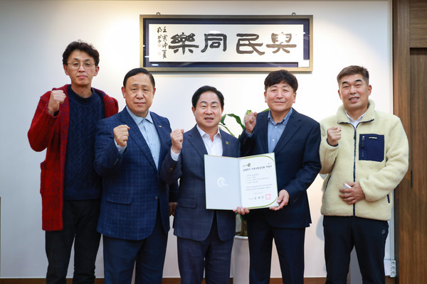 ▲ 주광덕 남양주시장(가운데), 수동면 물골안상인회에 제1호 이웃사촌상인회 지정서 전달.