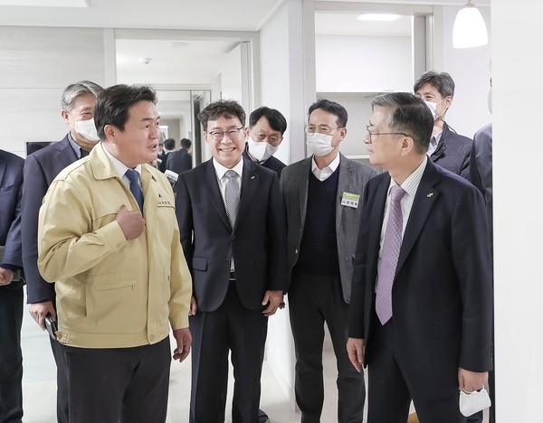 ▲ 임병택 시흥시장, 이한준 LH 사장과 얘기 나누는 모습.