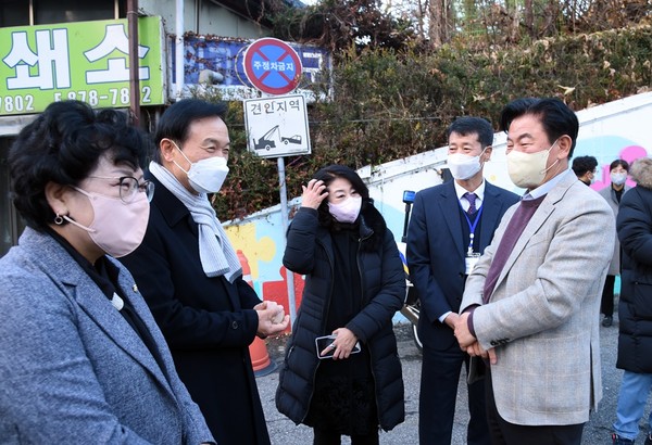 ▲ 김동근 의정부시장(오른쪽), 수능 시험장 방문해 자원봉사자들 응원하는 모습.