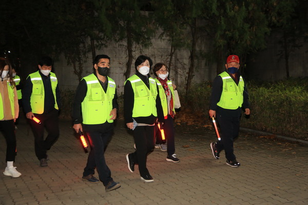 ▲ 신계용 과천시장, 자율방범대와 함께 야간 순찰.