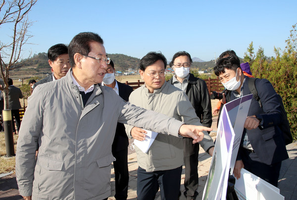 ▲ 신안 한반도 평화의 숲 조성 현장 방문한 김영록 지사(왼쪽).