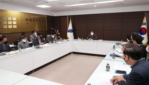 이상일 용인특례시장이 18일 수지구 동장들과 만나 지역 현안에 대해 이야기 하고 있다.