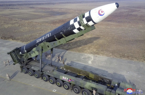 ▲ 시험 발사 준비하는 북한 화성-17형 ICBM. /뉴시스