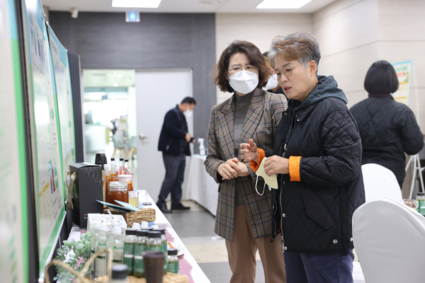 ▲ 전시품목을 둘러보는 송미희 의장(오른쪽).