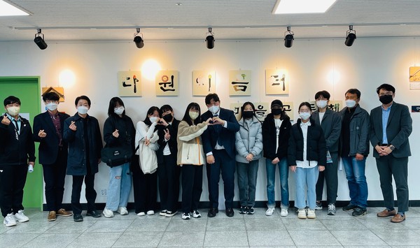 ▲ 화성시의회 전성균 의원-학생동아리축제 참여자 간담회.