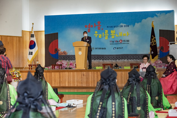 ▲ 성년례에서 축하말을 건네는 김경호 구청장.