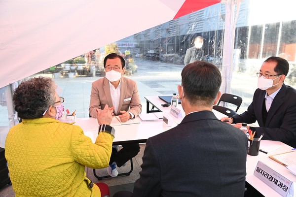 ▲ 이현재 하남시장, 이동시장실 참석해 주민들과 소통중인 모습.
