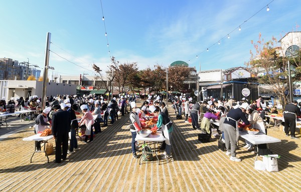 ▲ 제3회 오산오색시장 김장행사 진행중인 모습.