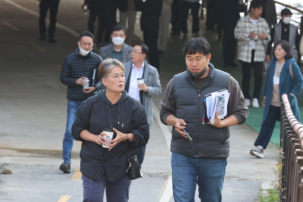 ▲ 관계공무원과 의견을 나누는 송미희 의장(왼쪽).