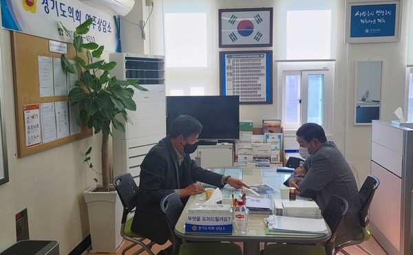 ▲ 김규창 의원, 지역구 주민 고충 민원 청취 모습.