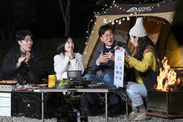 ▲ 이민근 안산시장(오른쪽에서 두번째), 한빛방송 ‘형!, 어디가?’ 프로그램 촬영 중인 모습.