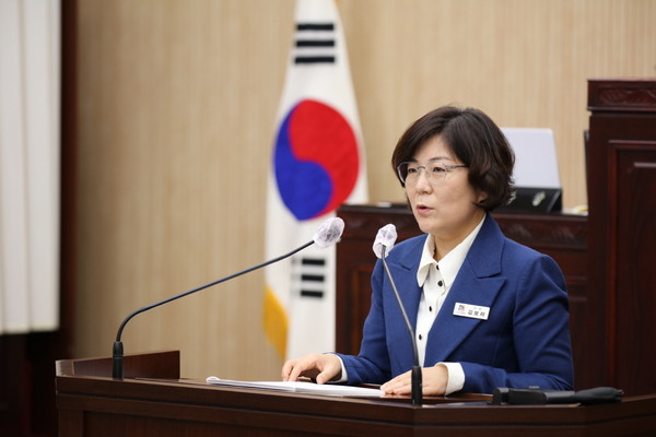 ▲ 김보라 안성시장, 제209회 안성시의회 제2차 정례회 본회의 참석해 2023년도 안성시정 운영방향과 예산안에 대해 연설하는 모습.