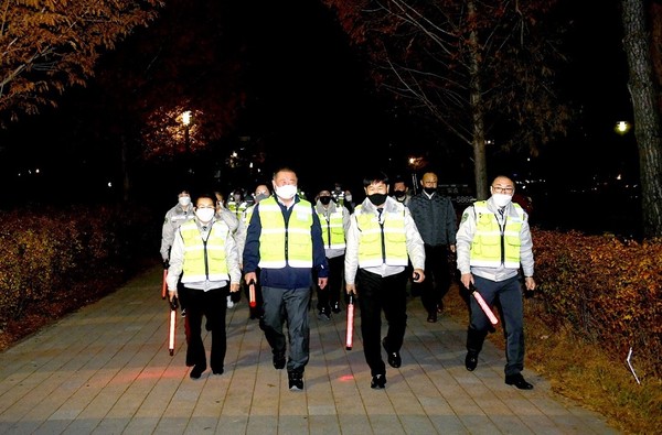 ▲ 김경일 파주시장, 파주시자율방범기동순찰연합대원들과 야간 공조순찰 진행중인 모습.