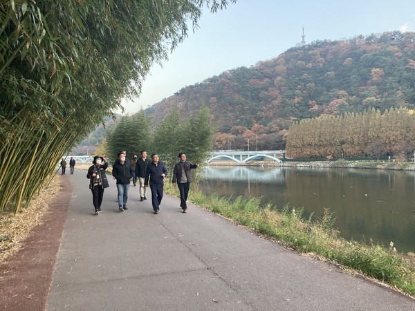 ▲ 환경녹지국장, 울산 태화강 선진지 하천시설 탐방 중인 모습.