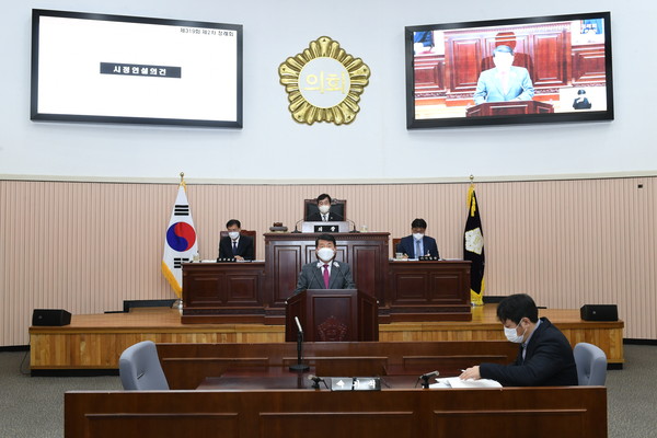 ▲ 백경현 구리시장, 제319회 구리시의회 제2차 정례회 제1차 본회의에서 시정연설 중인 모습.