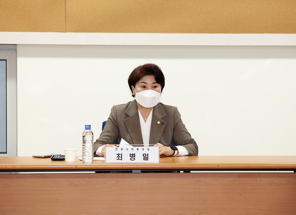 ▲ 안양시의회, 한국수자원공사와 탁수사고 보상 관련 간담회 개최 모습.