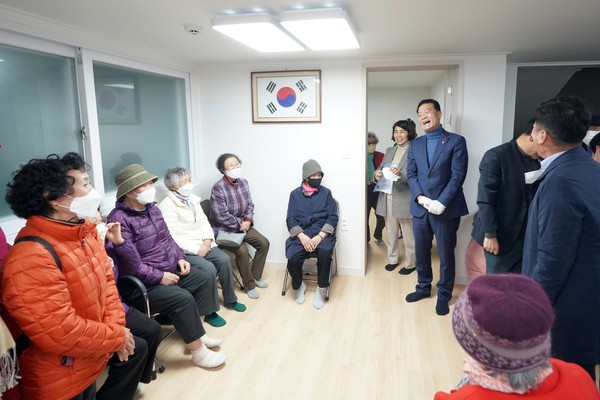 ▲ 삼선동 공동체가 함께 새롭게 탄생시킨 한성경로당에서 이승로 성북구청장과 구 관계자가 어르신들의 건강과 행복을 기원하는 축하의 절을 올리고 있다.