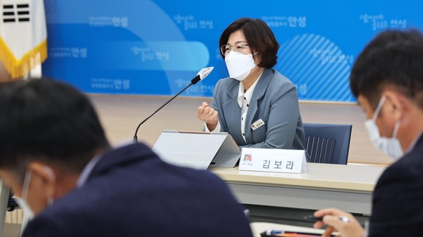 ▲ 김보라 안성시장 ‘안성형 그린뉴딜’ 성과보고회 진행중인 모습.