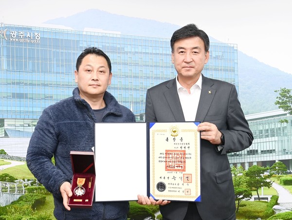 ▲ 방세환 광주시장(오른쪽), 배종길 보디빌딩협회장으로부터 메달 전달받는 모습.