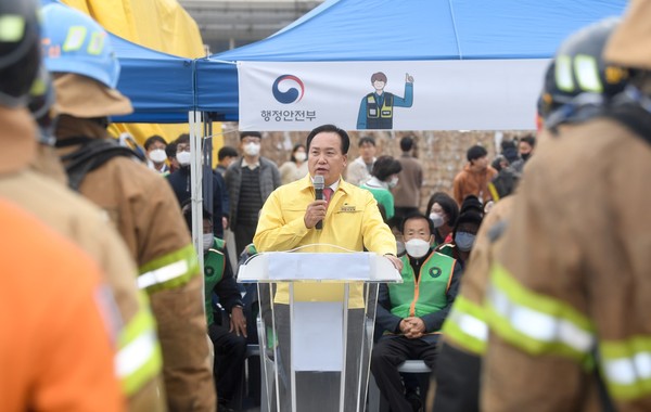 ▲ 이권재 오산시장, 안전한국훈련현장훈련 참석해 인사말 전하는 모습.