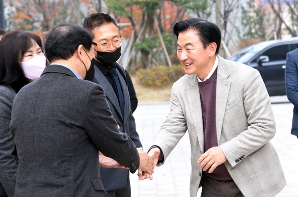 ▲ 김동근 의정부시장, 탑석센트럴자이아파트경로당 개소식 참석해 관계자들과 인사 나누는 모습.