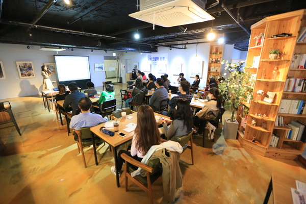 ▲ 과천시, 찾아가는 소규모 야간 강연 ‘달빛 인문학 살롱’ 시민 호응 높아.