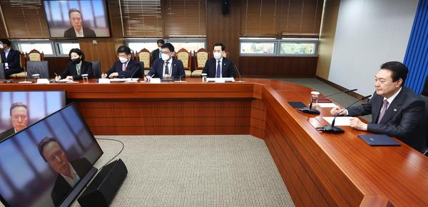 ▲ 윤석열 대통령이 일론 머스크(Elon Musk) 미국 테슬라·스페이스X CEO와 화상 면담을 하고 있다. /뉴시스