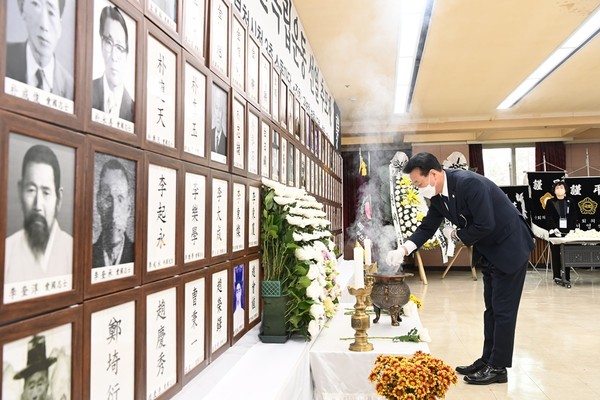 ▲ 최성운 의장이 분향하고 있다.