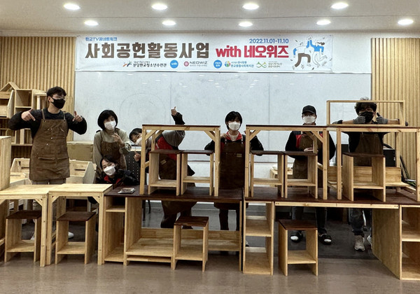 ▲ 성남시청소년재단 분당판교청소년수련관, 판교TV꿈네트워크 목공가구 기부배송 기념사진 촬영.