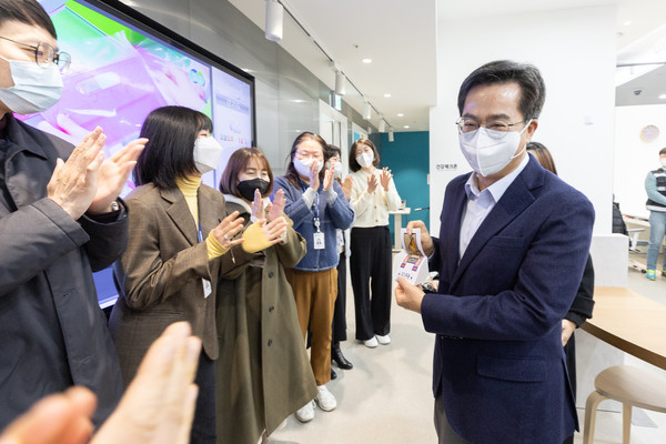 ▲ 김동연 경기도지사,민원담당 직원들과 인사 나누는 모습.