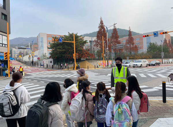 ▲ 운서초등학교 교통안전 캠페인.