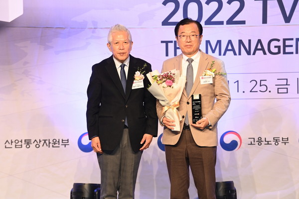 ▲ 이현재 하남시장이 25일 서울 중구 더플라자호텔 그랜드볼룸에서 열린 ‘2022 TV조선 경영대상’에서 ‘교육경영대상’을 수상한 후 심사위원장인 이동기 서울대 교수와 기념촬영을 하고 있다.