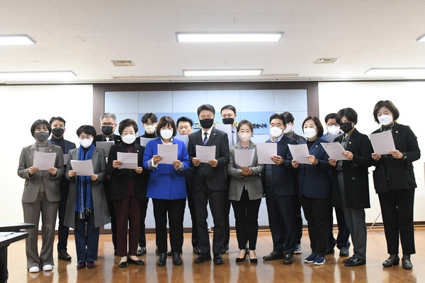 ▲ 고양특례시의회 더불어민주당 의원 성명서 발표 모습.