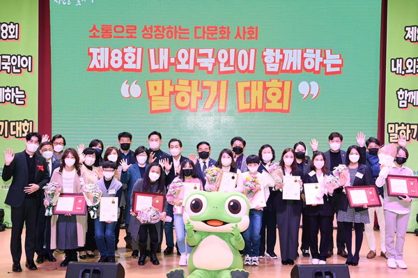 ▲ 이재준 시장과 제8회 내·외국인이 함께하는 말하기 대회 참가자들이 함께하고 있다.