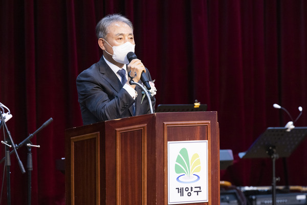 ▲ 여성회관 15주년 기념식에서 격려사 전하는 윤환 계양구청장.