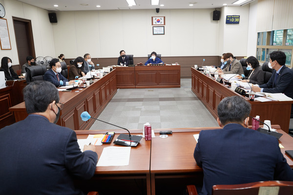 ▲ 용인특례시의회 자치행정위원회, 행정사무감사 진행 모습.