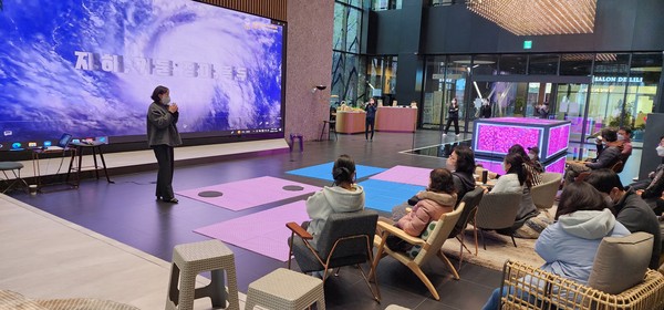 ▲ 광명형 넷제로에너지카페와 기후동아리 1.5℃기후의병은 26일 일직동 아이벡스 스튜디오에서 ‘광명처럼 기후의병 1.5℃’ 상영회를 가졌다.