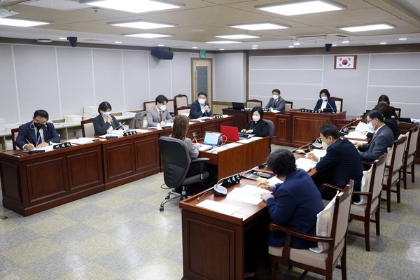 ▲ 수원특례시의회 기획경제위원회 행감.