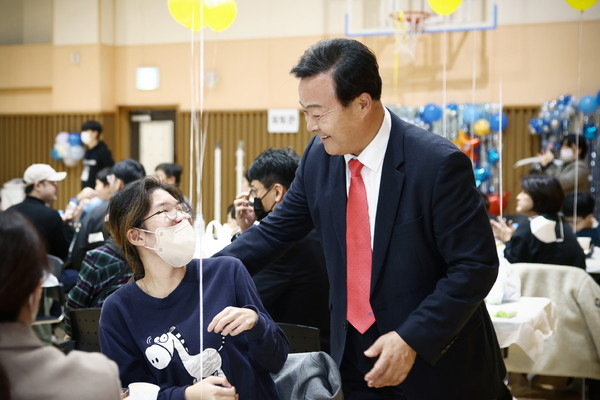 ▲ 가족과 함께하는 행복한 공연 행사 현장 방문한 김성제 의왕시장.