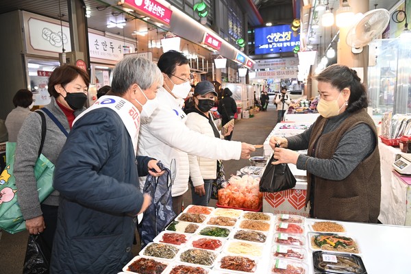 ▲ '전통시장 가는 날' 진행한 이형재 시장.