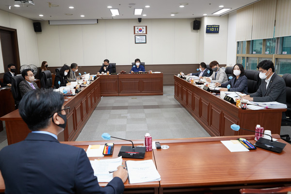 ▲ 용인특례시의회 자치행정위원회 행정사무감사.