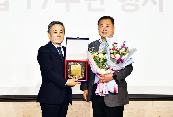 ▲ 김경일 파주시장 우수 지방자치단체장 선정 기념사진.