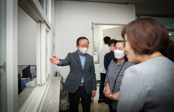▲ 김덕현 연천군수가 의료기관 및 약국이 없어 어려움을 겪는 신서면 주민들을 위해 신서보건지소 약국 조제실 기능을 확대하는 등 의료사각지대 해소를 위해 노력하고 있다.