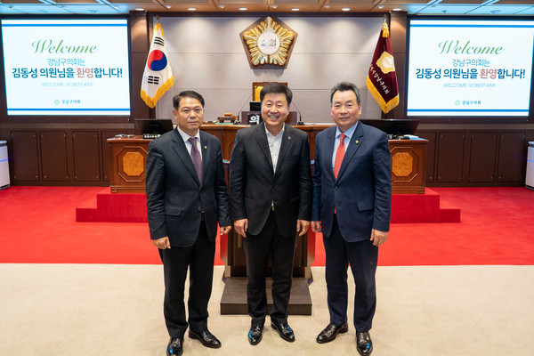 ▲ 강남구의회를 방문한 로버트 김 의원과 기념촬영을 하고 있다.( 우측에서 첫 번째 김형대 의장, 좌측 첫 번째 황영각 복지도시위원장)