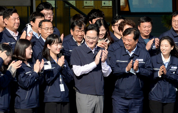 ▲ 삼성그룹 이재용 회장이 광주 광산구 장록동 디케이 협력업체에서 직원들과 기념사진을 찍고 있다./뉴시스