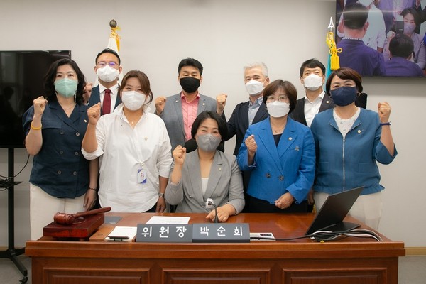 ▲ 제9대 부천시의회 도시교통위원회 단체사진 .