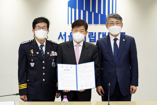 ▲이필형 동대문구청장(사진 가운데)이 나영민 동대문경찰서장(사진 왼쪽), 서순탁 서울시립대학교 총장(사진 오른쪽)과 함께 기념촬영을 하고 있다.